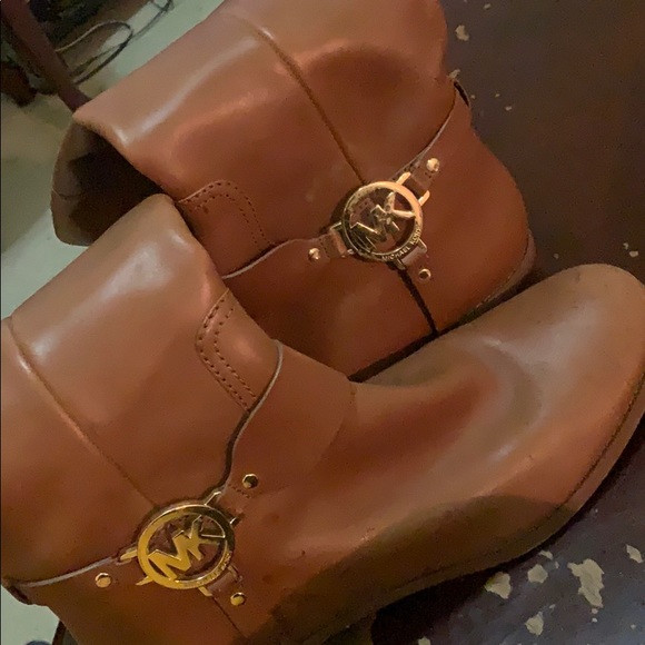 They are really tight on my feet. - Picture 2 of 4